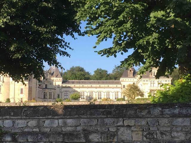 Aupres Du Chateau Breze Luaran gambar